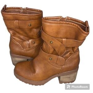 MUDD | WOMENS MUDD COGNAC BROWN HEELED MID CALF SIDE ZIP BUCKLE BOOTS, SIZE 8.5
